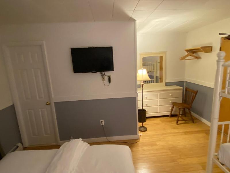 Classic Quadruple Room image 3