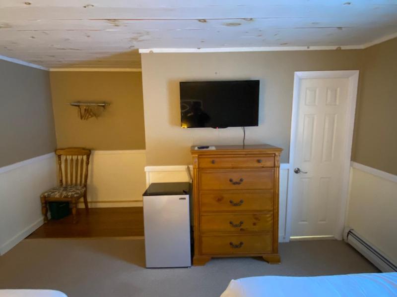 Classic Quadruple Room image 3