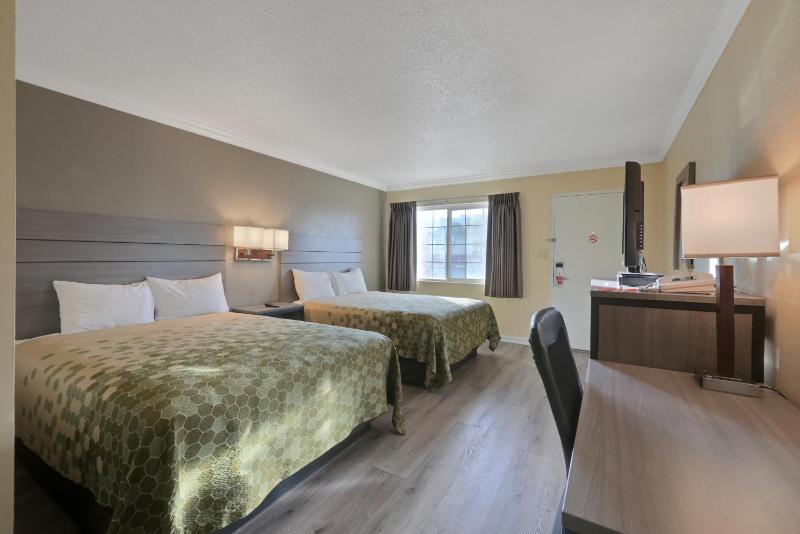 Queen Room with Two Queen Beds - Non-Smoking image 2