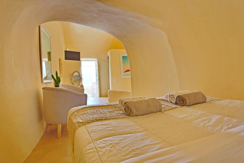 Honeymoon Cave Suite with Caldera View image 4