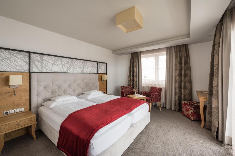 Classic Double Room image 3