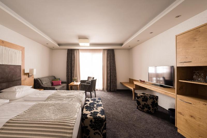 Superior Double Room with Balcony image 3