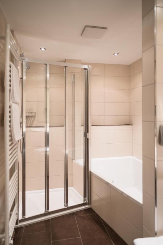 Deluxe Suite with Balcony image 4