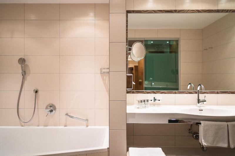 Deluxe Suite with Balcony image 2