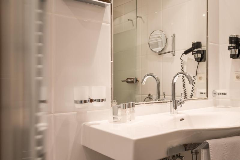 Deluxe Suite with Balcony image 3