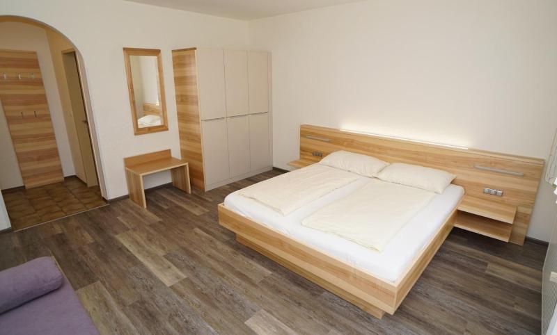 Double Room with Balcony image 4