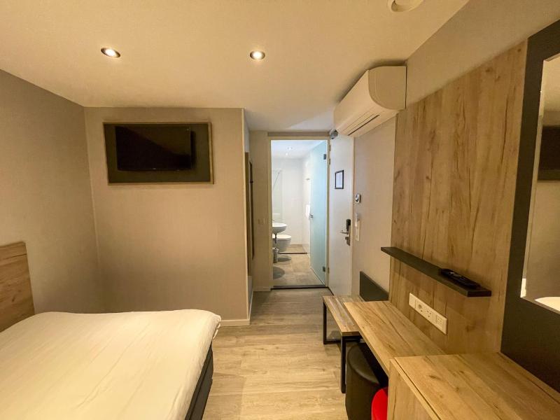 Budget Double Room without Window image 2