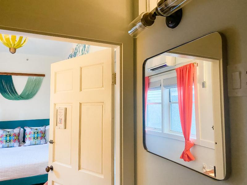 Room 4 image 4
