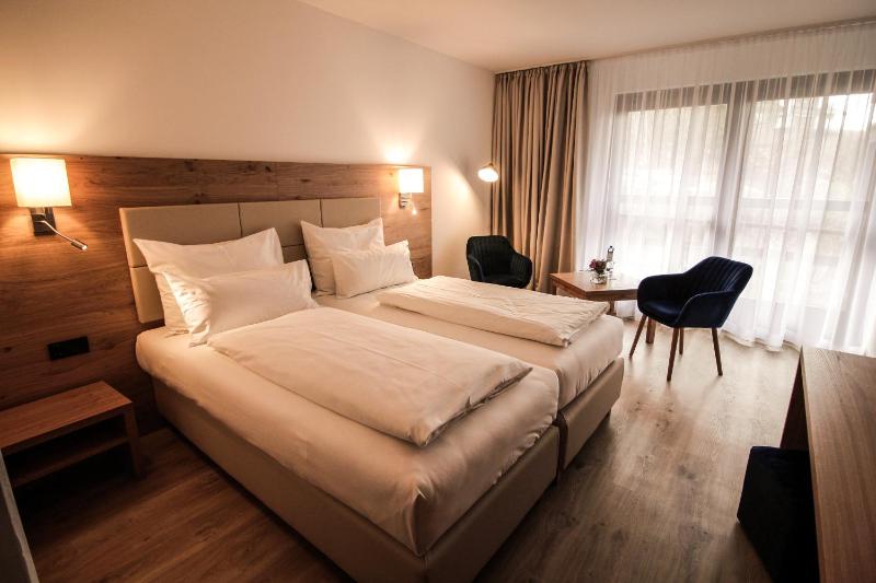 Double Room with Balcony image 3
