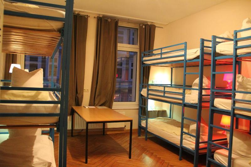 Nine-Bed Room with private bathroom image 3