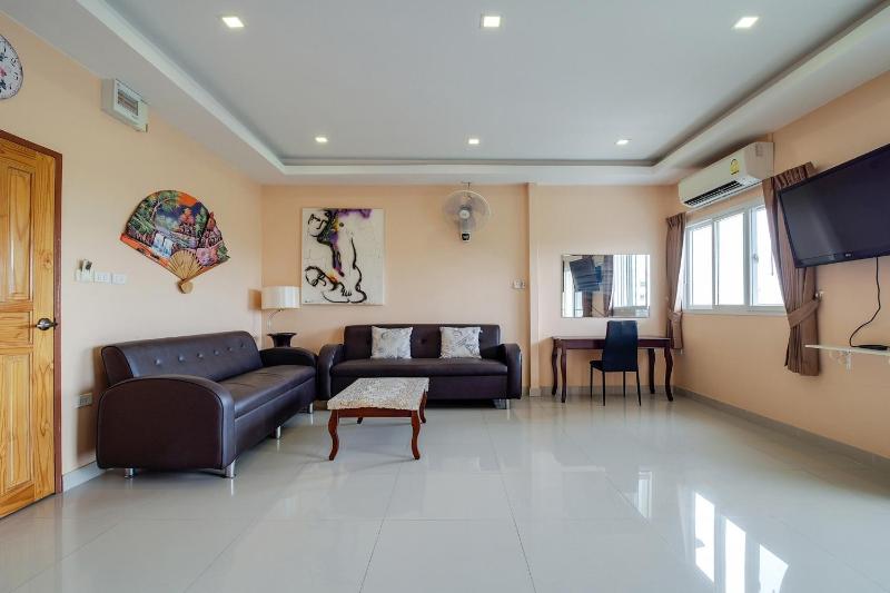 Phratumnak Hill Guest house - image 6