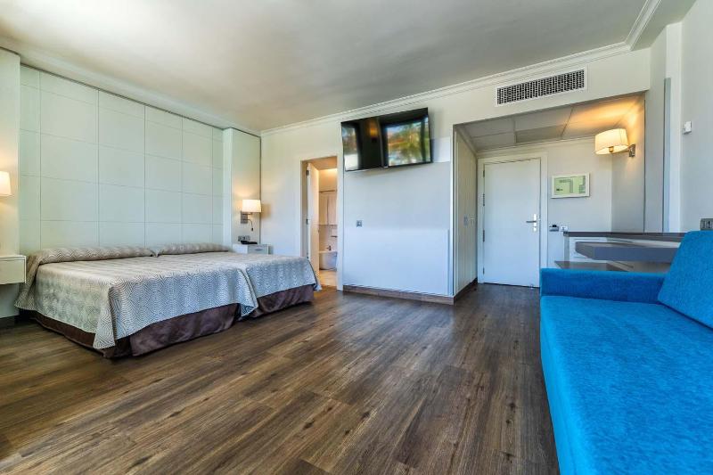 Double or Twin Room with Pool View (2 Adults + 1 Child) image 4