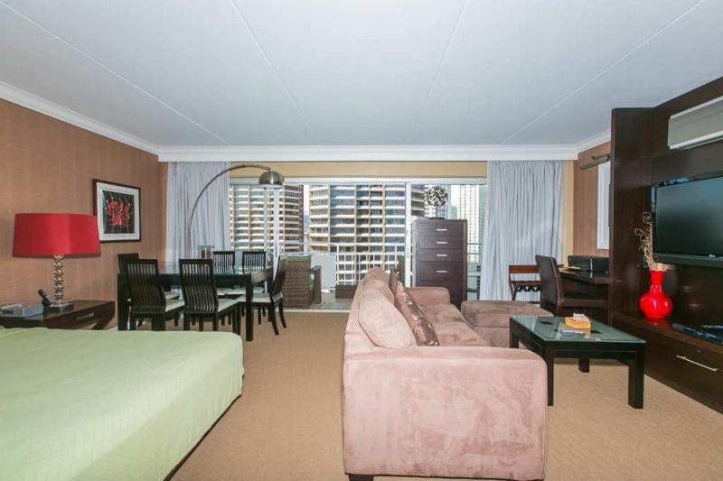 Ilikai Tower 1 Bedroom City View Condos with Private Lanai & Free Wifi! - image 9