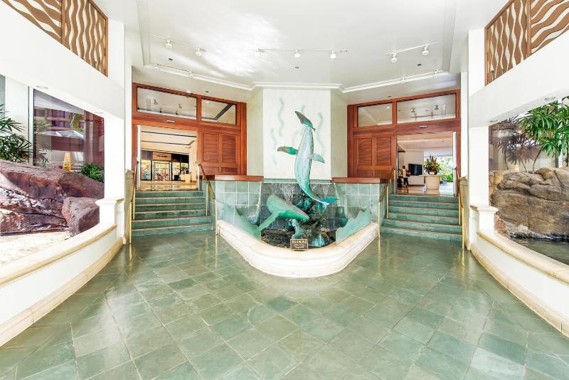 Ilikai Tower 1 Bedroom City View Condos with Private Lanai & Free Wifi! - image 5