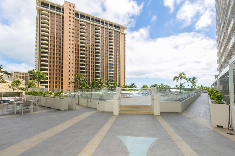 Ilikai Tower 1 Bedroom City View Condos with Private Lanai & Free Wifi! - image 13