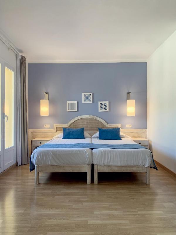 Twin Room with Balcony image 3