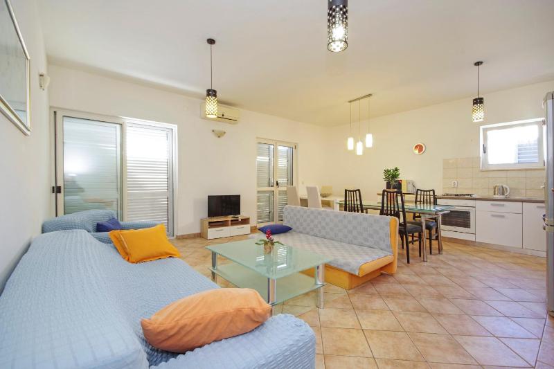 Apartments Makarska - image 9