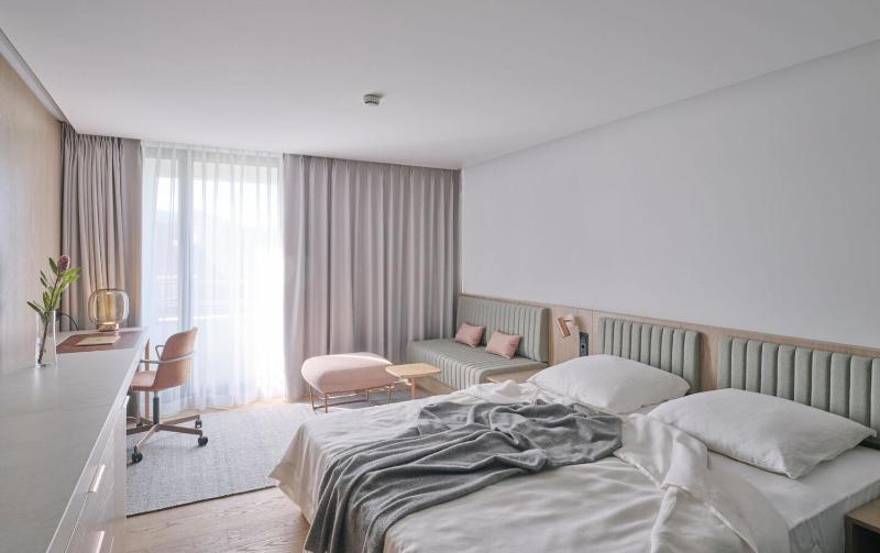 Premier Double Room with Balcony image 3