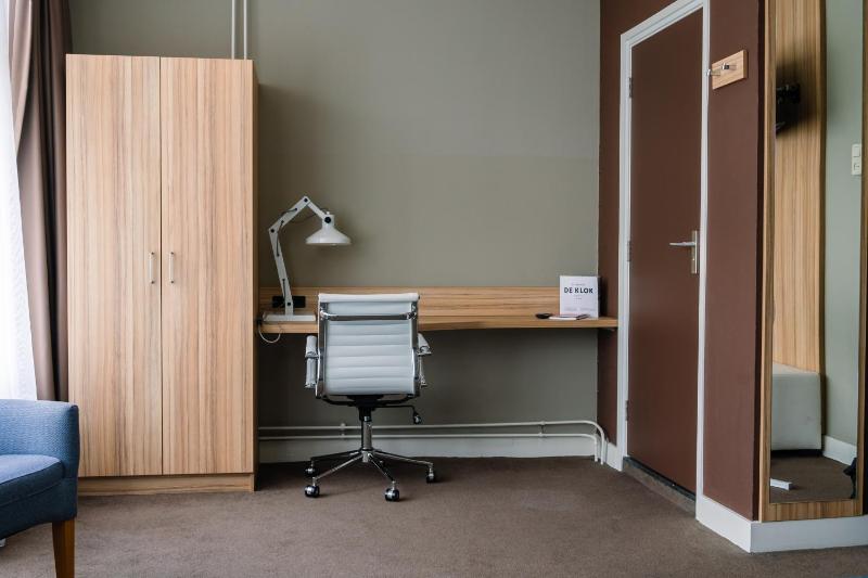 Standard Twin Room image 4