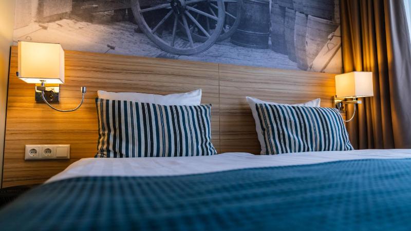 Standard Twin Room image 3
