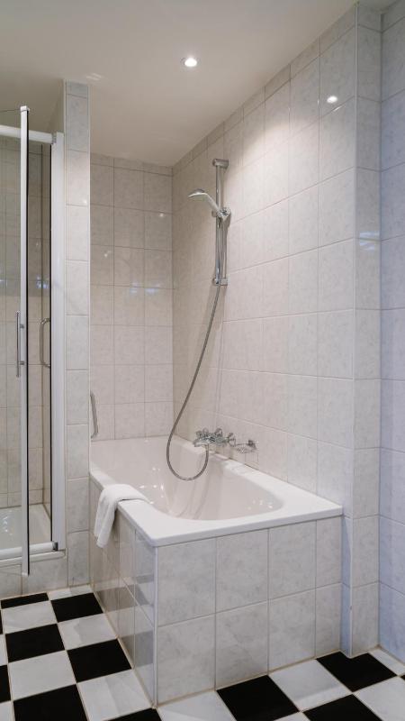 Standard Quadruple Room image 3