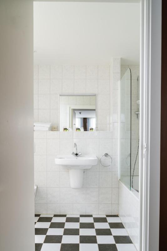 Standard Triple Room image 3