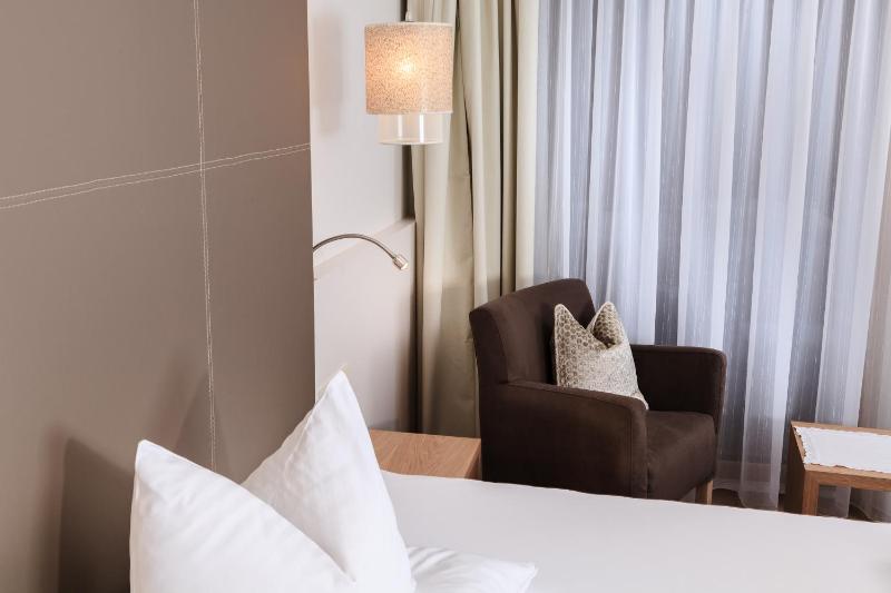 Standard Double Room image 3