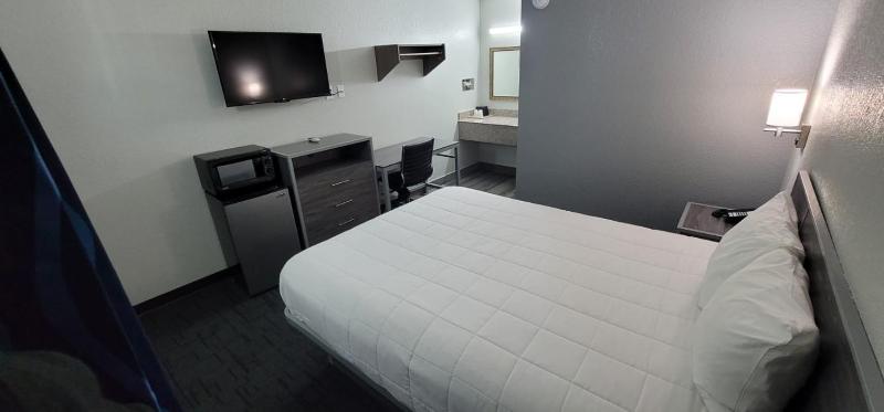 Deluxe Queen Room image 3