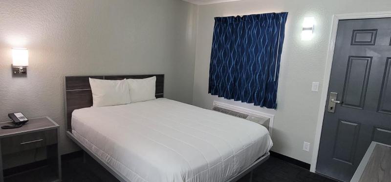 Deluxe Queen Room image 2