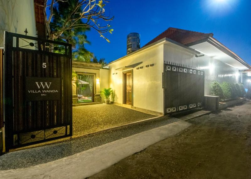 Tropical Villa in Prime Location – 15 Min to Beach - image 1
