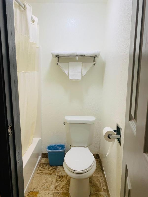 Standard Double Room image 3