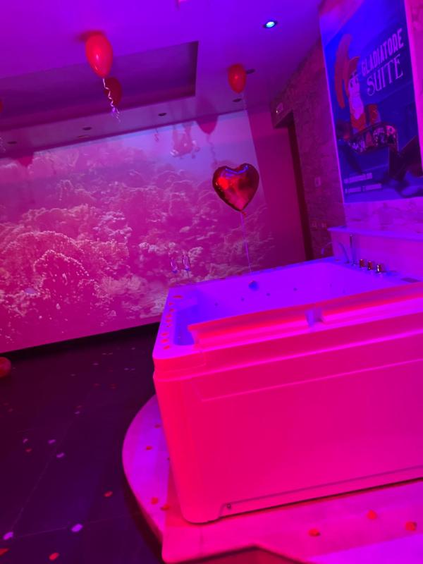 King Suite with Spa Bath image 3