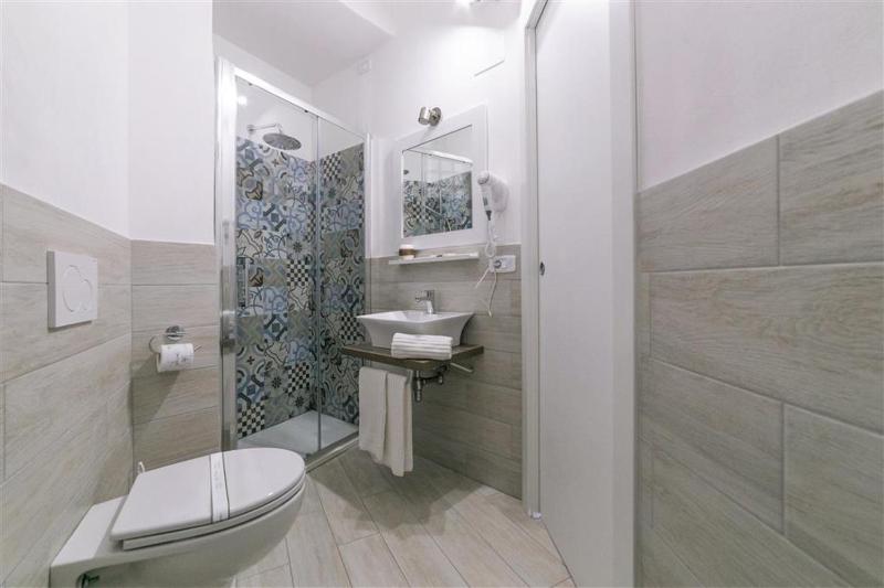 Economy Double Room with Sea View image 4