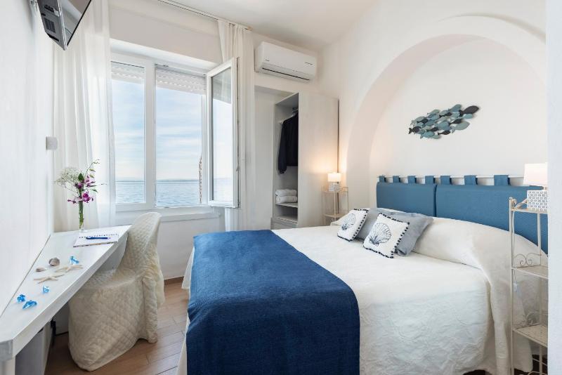 Economy Double Room with Sea View image 3