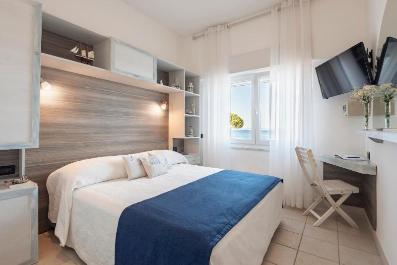 Economy Double Room with Sea View image 1