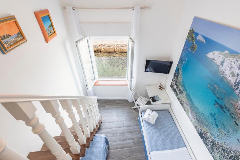 Quadruple Room with Sea View - Split Level image 2