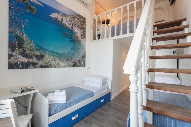 Quadruple Room with Sea View - Split Level image 1