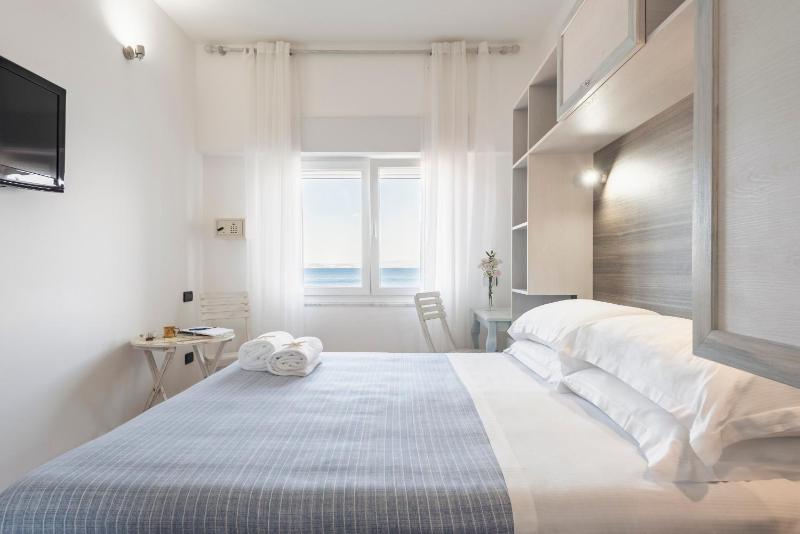 Standard Double Room with Sea View image 1
