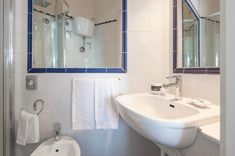 Standard Double Room with Sea View image 3
