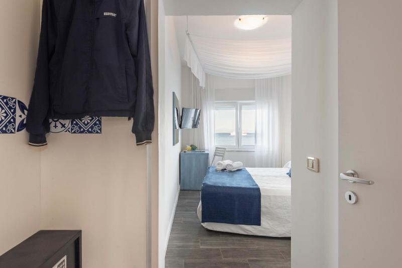 Standard Double Room with Sea View image 4