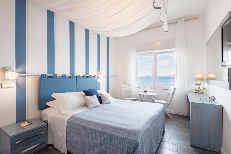 Standard King Room with Sea View image 1