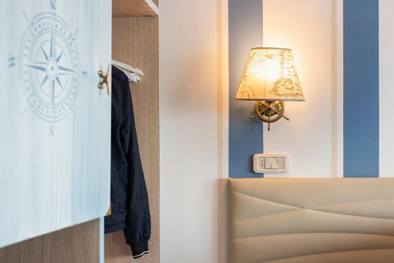 Superior King Room with Sea View image 4