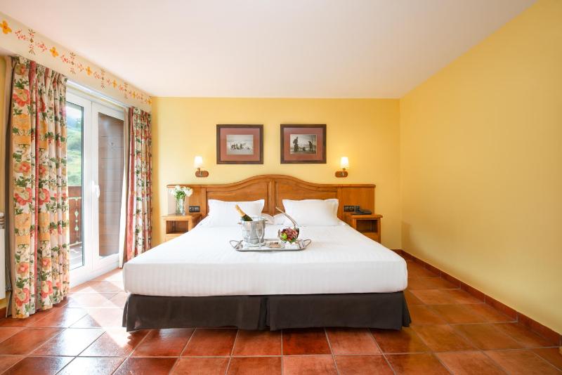 Double or Twin Room image 3