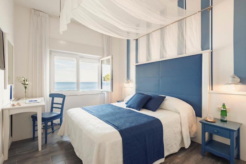 Standard King Room with Sea View image 4