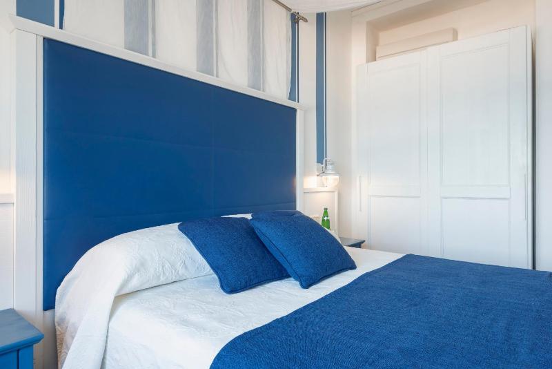 Standard King Room with Sea View image 3