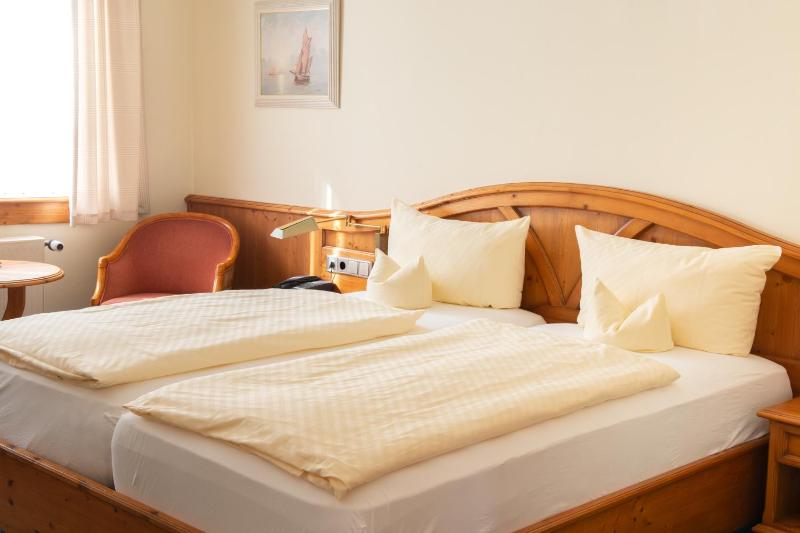 Queen Room image 3