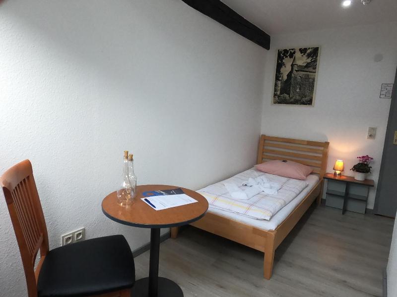 Budget Single Room image 4