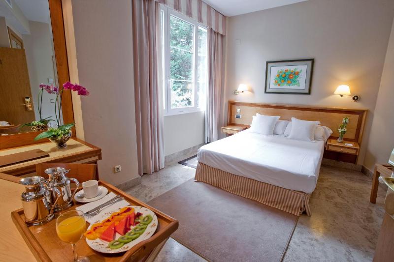 Standard Queen Room image 4
