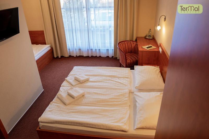 Triple Room (No Balcony) image 1