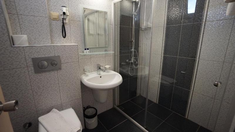 Standard Triple Room image 2